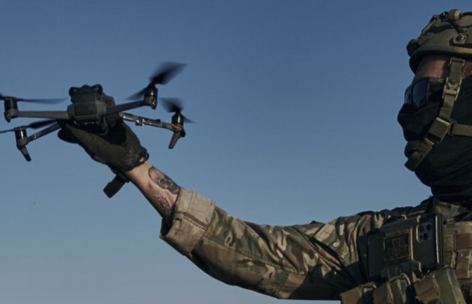 Ein ukrainischer Soldat startet in der Nähe des stark umkämpften Städtchens Tschassiv Jar bei Bachmut eine Aufklärungsdrohne.<span class='image-autor'>Foto: AP/dpa/LIBKOS</span>