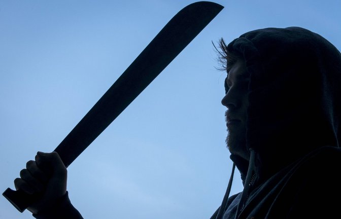 Der Angreifer schlug mit einer Machete zu. (Symbolbild)<span class='image-autor'>Foto: imago/Reporters/imago stock&people</span>