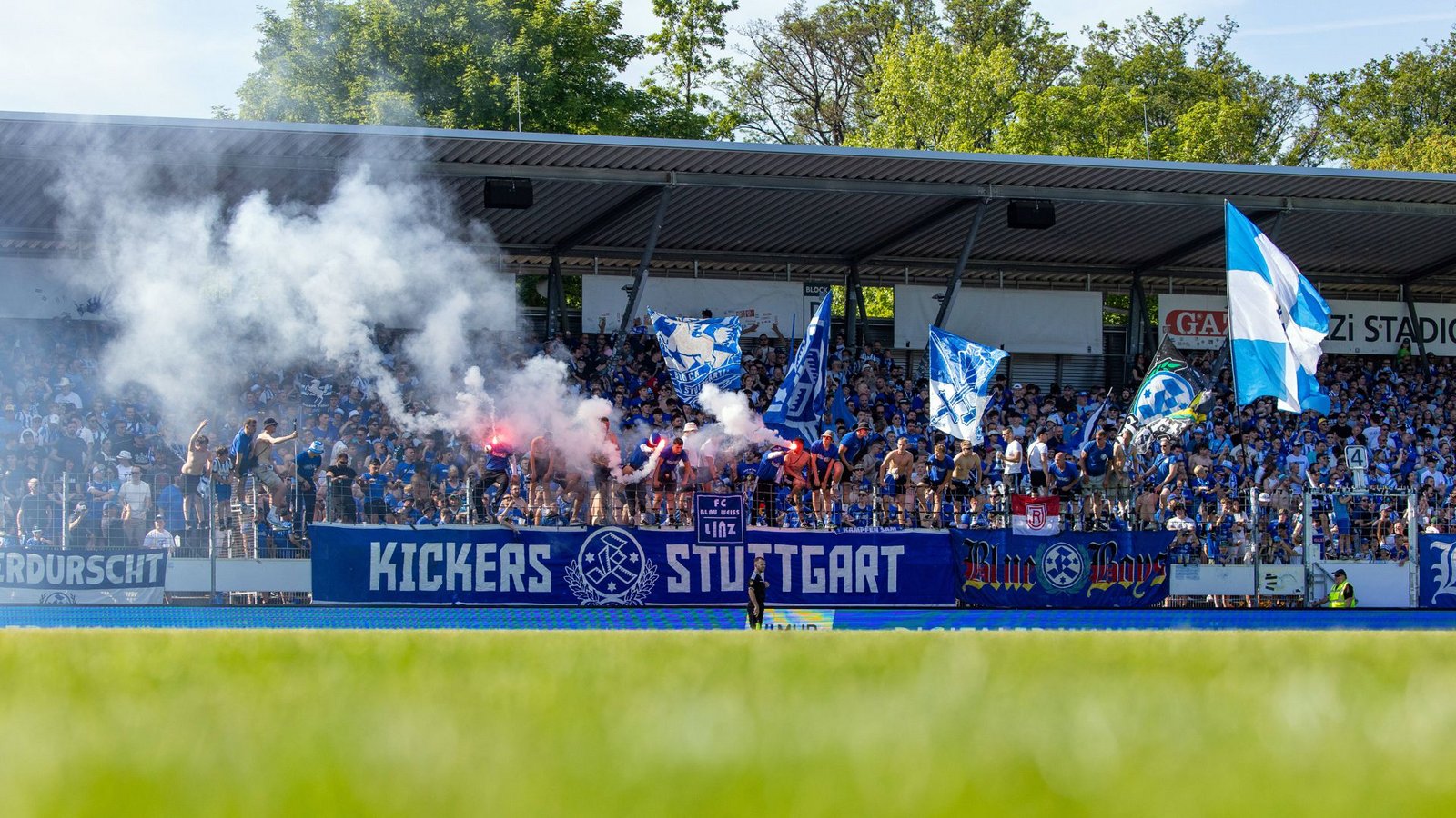 Das Zünden von Rauchpulver und Pyrotechnik  wird zur kommenden Saison weitere Sicherheitsmaßnahmen nach sich ziehen.Foto: IMAGO/Sportfoto Rudel