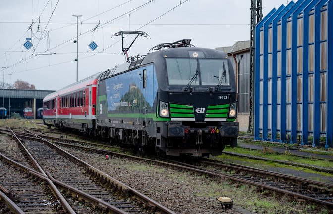 Einer der für Tempo 200 ausgelegten neuen Nahverkehrszüge für die Verbindung Wendlingen-Ulm.<span class='image-autor'>Foto: dpa/Ilkay Karakurt</span>