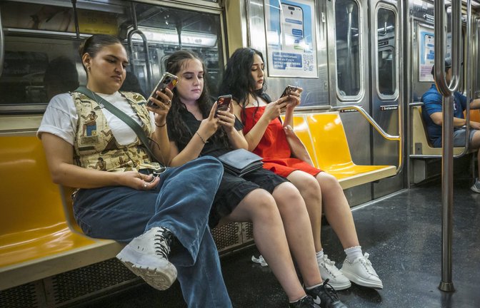 Die Generation Z ist in einer vernetzten und digitalisierten Welt aufgewachsen.<span class='image-autor'>Foto: IMAGO/Levine-Roberts/IMAGO/Richard B. Levine</span>