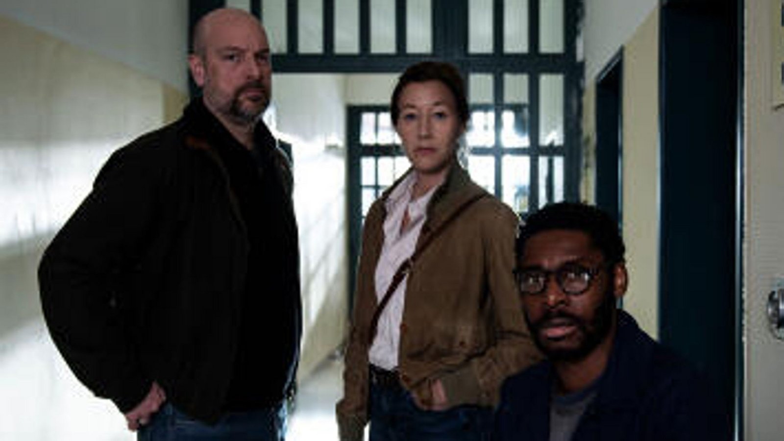 Kommissar Dennis Eden (Stephan Zinner), Kommissarin Cris Blohm (Johanna Wokalek) und Léon Kamara (Yoli Fuller, v.li.)Foto: BR/die film gmbh/Susanne Bernhard