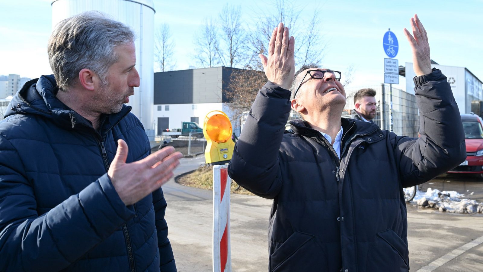 Tübingens Oberbürgermeister Boris Palmer (li.) und Cem Özdemir sind seit vielen Jahren befreundet – und zeigten sich erst kürzlich zusammen bei einem Wahlkampftermin in Tübingen.Foto: Bernd Weißbrod/dpa Tübingens Oberbürgermeister Boris Palmer (li.) und Cem Özdemir sind seit vielen Jahren befreundet – und zeigten sich erst kürzlich zusammen bei einem Wahlkampftermin in Tübingen.Foto: Bernd Weißbrod/dpa