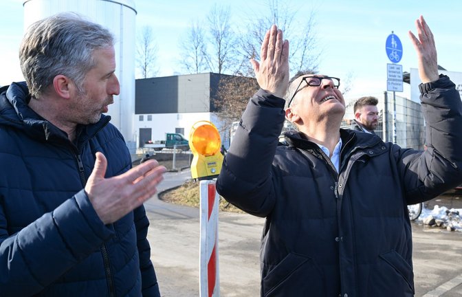 Tübingens Oberbürgermeister Boris Palmer (li.) und Cem Özdemir sind seit vielen Jahren befreundet – und zeigten sich erst kürzlich zusammen bei einem Wahlkampftermin in Tübingen.<span class='image-autor'>Foto: Bernd Weißbrod/dpa</span>