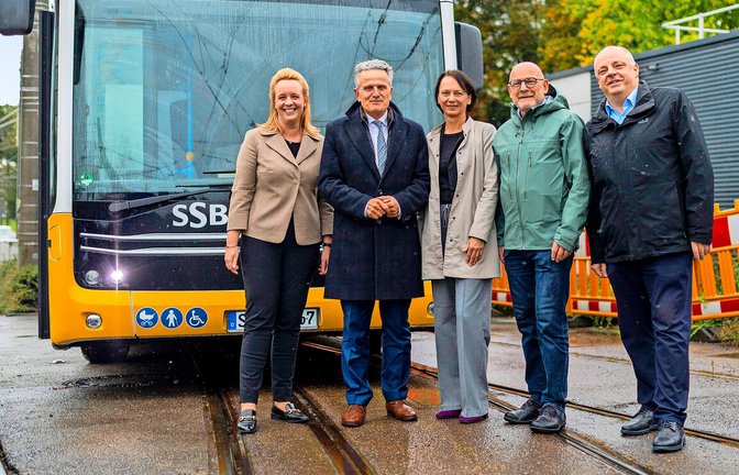 SSB-Vorstand Annette Schwarz, OB Frank Nopper, Regierungspräsidentin Susanne Bay, Verkehrsminister Winfried Hermann und SSB-Vorstand Thomas Moser (von links) vor der Trafostation mit einem Elektrolinienbus<span class='image-autor'>Foto: Lichtgut/Julian Rettig</span>