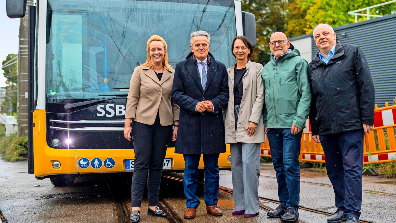 SSB-Vorstand Annette Schwarz, OB Frank Nopper, Regierungspräsidentin Susanne Bay, Verkehrsminister Winfried Hermann und SSB-Vorstand Thomas Moser (von links) vor der Trafostation mit einem ElektrolinienbusFoto: Lichtgut/Julian Rettig SSB-Vorstand Annette Schwarz, OB Frank Nopper, Regierungspräsidentin Susanne Bay, Verkehrsminister Winfried Hermann und SSB-Vorstand Thomas Moser (von links) vor der Trafostation mit einem ElektrolinienbusFoto: Lichtgut/Julian Rettig