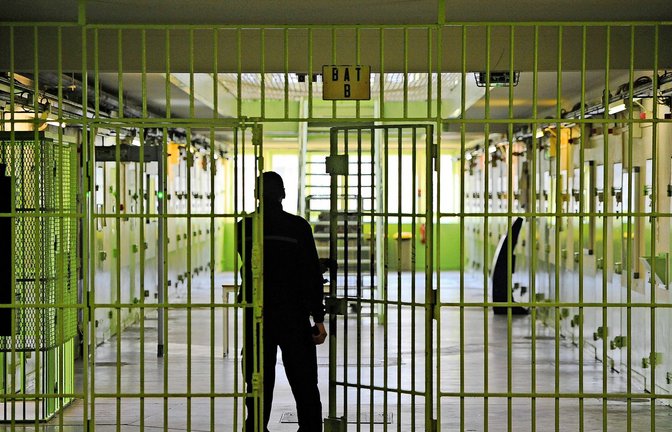 Miese Arbeitsbedingungen: Ein Gefängnisbeamter schließt eine Gittertür im Gefängnis von Saint-Martin-de-Re.<span class='image-autor'>Foto: imago images/Andia/Leoty</span>