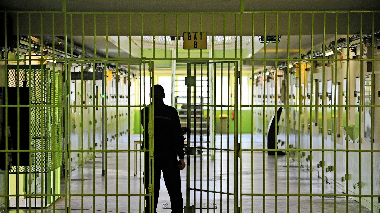 Miese Arbeitsbedingungen: Ein Gefängnisbeamter schließt eine Gittertür im Gefängnis von Saint-Martin-de-Re.Foto: imago images/Andia/Leoty Miese Arbeitsbedingungen: Ein Gefängnisbeamter schließt eine Gittertür im Gefängnis von Saint-Martin-de-Re.Foto: imago images/Andia/Leoty
