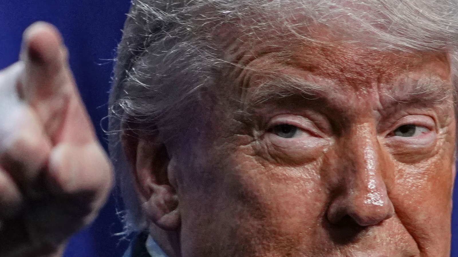 Donald Trump stellt sich gern selbst in eine Reihe mit großen historischen Persönlichkeiten (Archivbild).Foto: Matt Rourke/AP/dpa