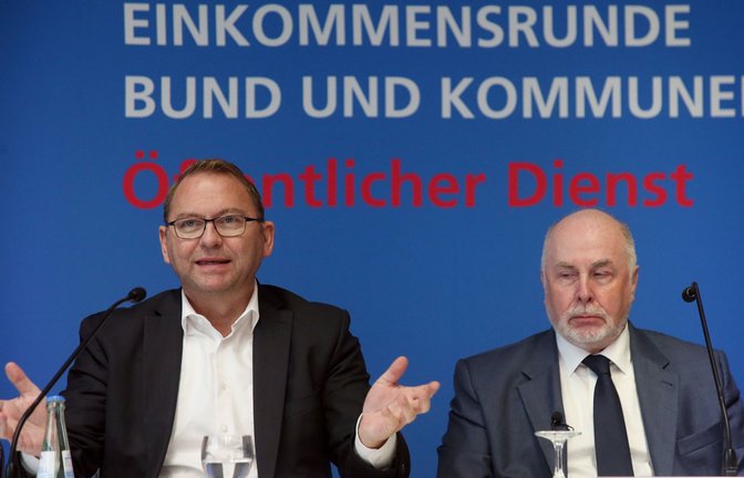 Die Gewerkschaftsvorsitzenden Frank Werneke (Verdi, links) und Ulrich Silberbach (Beamtenbund) begründen die Lohnoffensive im öffentlichen Dienst.<span class='image-autor'>Foto: dpa/Wolfgang Kumm</span>