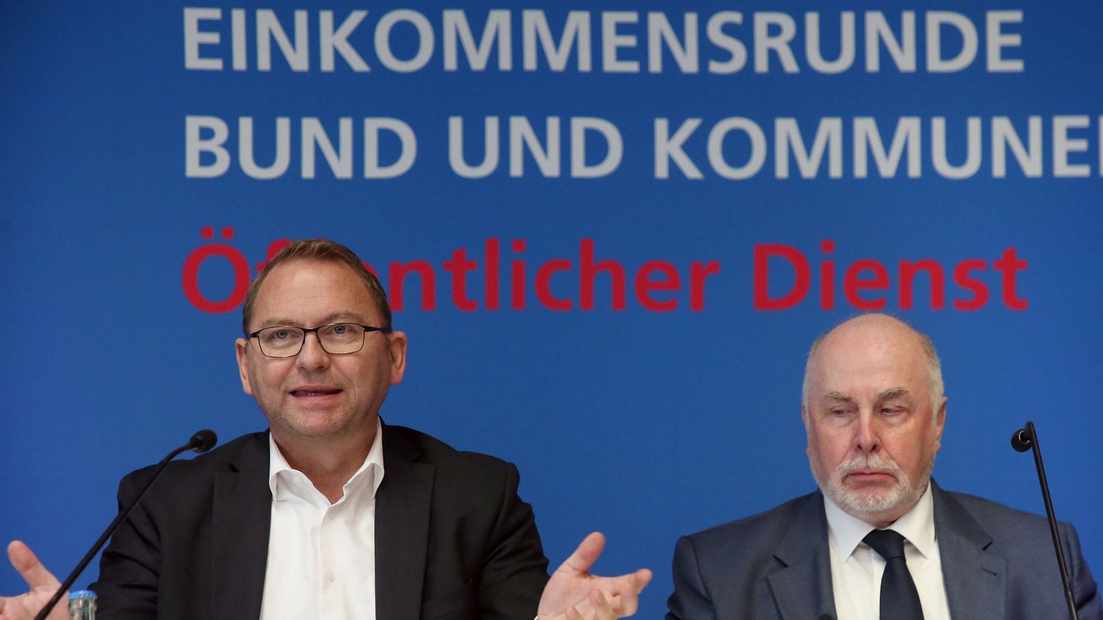 Die Gewerkschaftsvorsitzenden Frank Werneke (Verdi, links) und Ulrich Silberbach (Beamtenbund) begründen die Lohnoffensive im öffentlichen Dienst.Foto: dpa/Wolfgang Kumm Die Gewerkschaftsvorsitzenden Frank Werneke (Verdi, links) und Ulrich Silberbach (Beamtenbund) begründen die Lohnoffensive im öffentlichen Dienst.Foto: dpa/Wolfgang Kumm