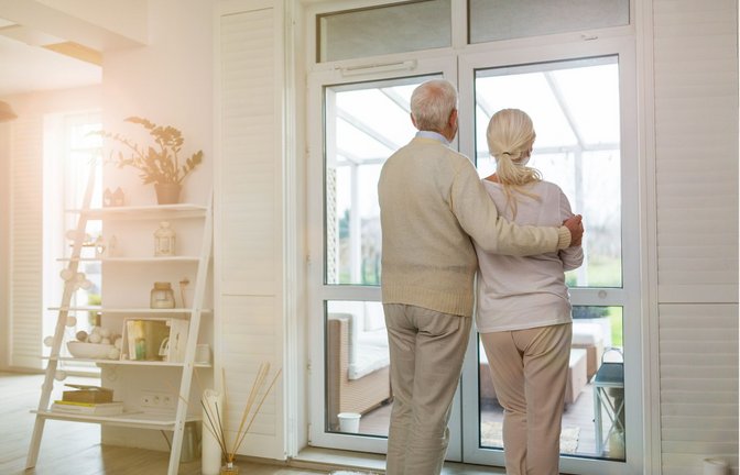 Wer so lange wie möglich daheim leben möchte, sollte sein Zuhause möglichst früh schon barrierefrei gestalten.<span class='image-autor'>Foto: pikselstock - stock.adobe.com/Bernd Thissen</span>