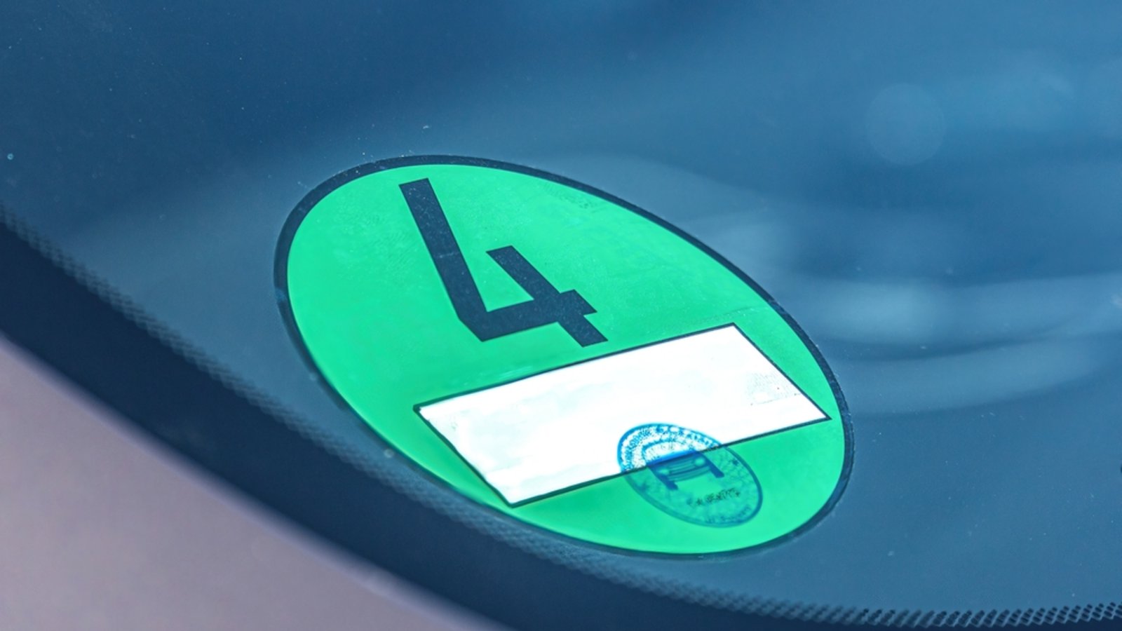 So entfernen Sie die grüne Plakette.Foto: Annabell Gsoedl / shutterstock.com