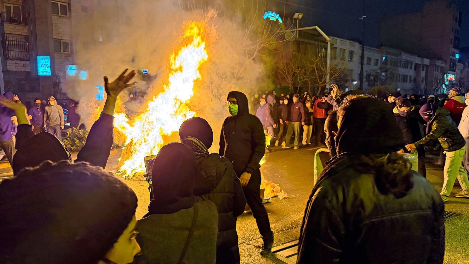 Dieses am 9. Januar aufgenommene und am 13. Januar via AP zur Verfügung gestellte Foto soll Iraner bei einem Protest gegen die Regierung in Teheran zeigen.Foto: Uncredited/UGC/AP/dpa/Uncredited Dieses am 9. Januar aufgenommene und am 13. Januar via AP zur Verfügung gestellte Foto soll Iraner bei einem Protest gegen die Regierung in Teheran zeigen.Foto: Uncredited/UGC/AP/dpa/Uncredited