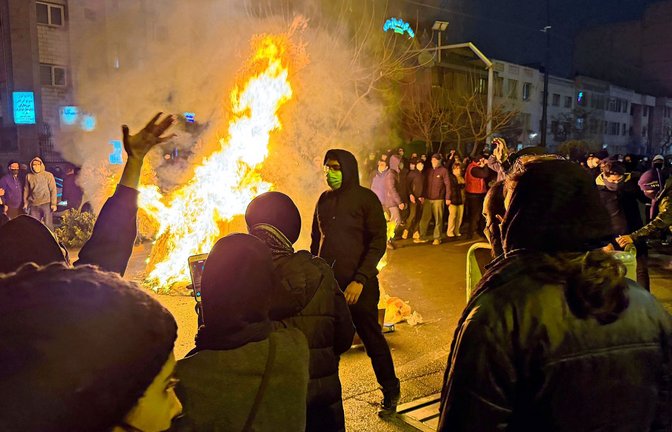 Dieses am 9. Januar aufgenommene und am 13. Januar via AP zur Verfügung gestellte Foto soll Iraner bei einem Protest gegen die Regierung in Teheran zeigen.<span class='image-autor'>Foto: Uncredited/UGC/AP/dpa/Uncredited</span>