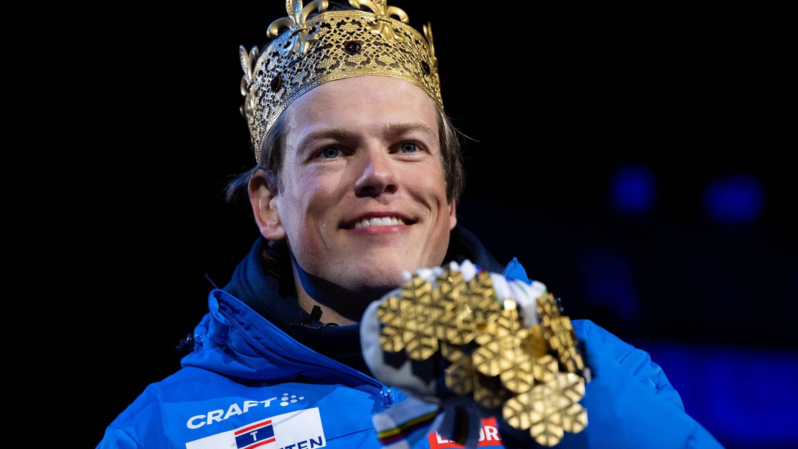 Johannes Hösflot, Skilanglauf Kläbo Goldmedaillen vorherzusagen, kann gewagt sein – nicht jedoch bei Johannes Hösflot Kläbo (29). Es braucht keine Glaskugel, um zu prophezeien, dass er nach den Langlauf-Wettbewerben im Fleimstal der erfolgreichste Olympionike der Geschichte sein wird. Um seine Landsfrau Marit Björgen (8x Gold/4x Silber/3x Bronze) zu überholen, müsste der norwegische Superstar (bisher 5/1/1) vier Rennen gewinnen, die Prognose vieler Experten geht sogar noch weiter: Sie gehen davon aus, dass Kläbo wie bei der WM 2025 in Trondheim den Durchmarsch schaffen und bei allen sechs Starts triumphieren wird (unser Foto). „Er ist ein Jahrhundert-Athlet“, sagt zum Beispiel Ex-Bundestrainer Jochen Behle, „sollte er nicht bei allen olympischen Wettbewerben siegen, wäre das eine Überraschung.“ Nicht nur die Zahlen – sieben Olympia-Medaillen, 15 WM-Titel, fünf Siege im Gesamtweltcup, 107 Weltcup-Erfolge im Einzel – sprechen dafür, sondern auch die aktuelle Form des Norwegers. Nach einem Höhentrainingslager lief er bei den letzten Rennen vor den Winterspielen in seiner eigenen Liga. Oder anders ausgedrückt: Selten war die Chance, dass Vorhersagen zur Realität werden, größer als bei Johannes Hösflot Kläbo.Foto: IMAGO/Eibner Johannes Hösflot, Skilanglauf Kläbo Goldmedaillen vorherzusagen, kann gewagt sein – nicht jedoch bei Johannes Hösflot Kläbo (29). Es braucht keine Glaskugel, um zu prophezeien, dass er nach den Langlauf-Wettbewerben im Fleimstal der erfolgreichste Olympionike der Geschichte sein wird. Um seine Landsfrau Marit Björgen (8x Gold/4x Silber/3x Bronze) zu überholen, müsste der norwegische Superstar (bisher 5/1/1) vier Rennen gewinnen, die Prognose vieler Experten geht sogar noch weiter: Sie gehen davon aus, dass Kläbo wie bei der WM 2025 in Trondheim den Durchmarsch schaffen und bei allen sechs Starts triumphieren wird (unser Foto). „Er ist ein Jahrhundert-Athlet“, sagt zum Beispiel Ex-Bundestrainer Jochen Behle, „sollte er nicht bei allen olympischen Wettbewerben siegen, wäre das eine Überraschung.“ Nicht nur die Zahlen – sieben Olympia-Medaillen, 15 WM-Titel, fünf Siege im Gesamtweltcup, 107 Weltcup-Erfolge im Einzel – sprechen dafür, sondern auch die aktuelle Form des Norwegers. Nach einem Höhentrainingslager lief er bei den letzten Rennen vor den Winterspielen in seiner eigenen Liga. Oder anders ausgedrückt: Selten war die Chance, dass Vorhersagen zur Realität werden, größer als bei Johannes Hösflot Kläbo.Foto: IMAGO/Eibner
