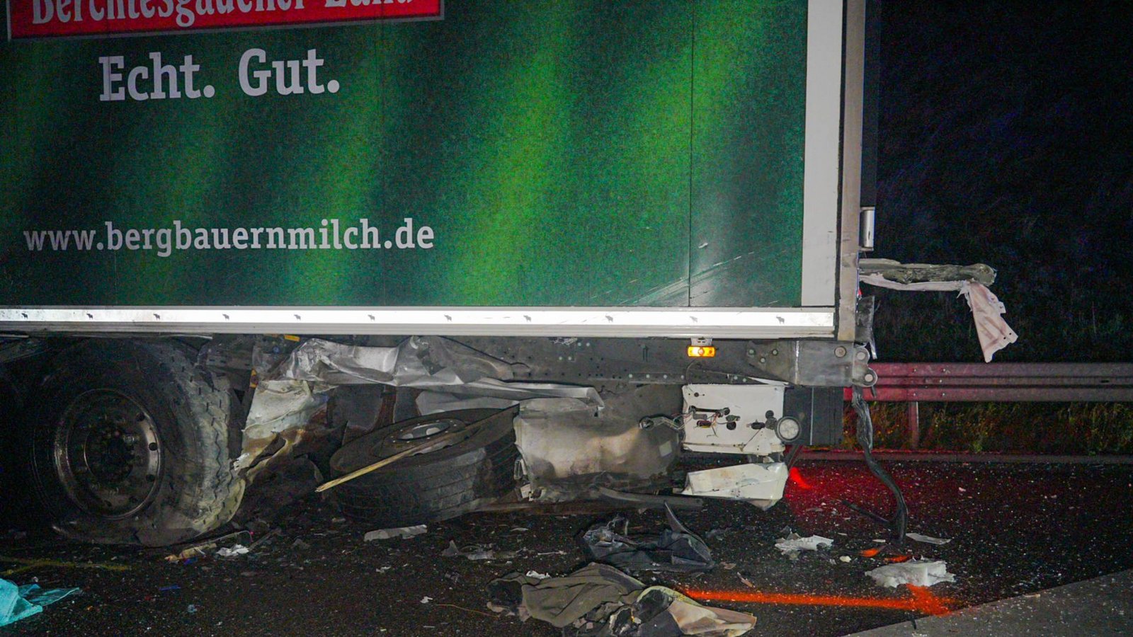 ...stieß mit dem Lkw zusammen. Dabei wurde der Pkw...Foto: 7aktuell.de/ 7aktuell