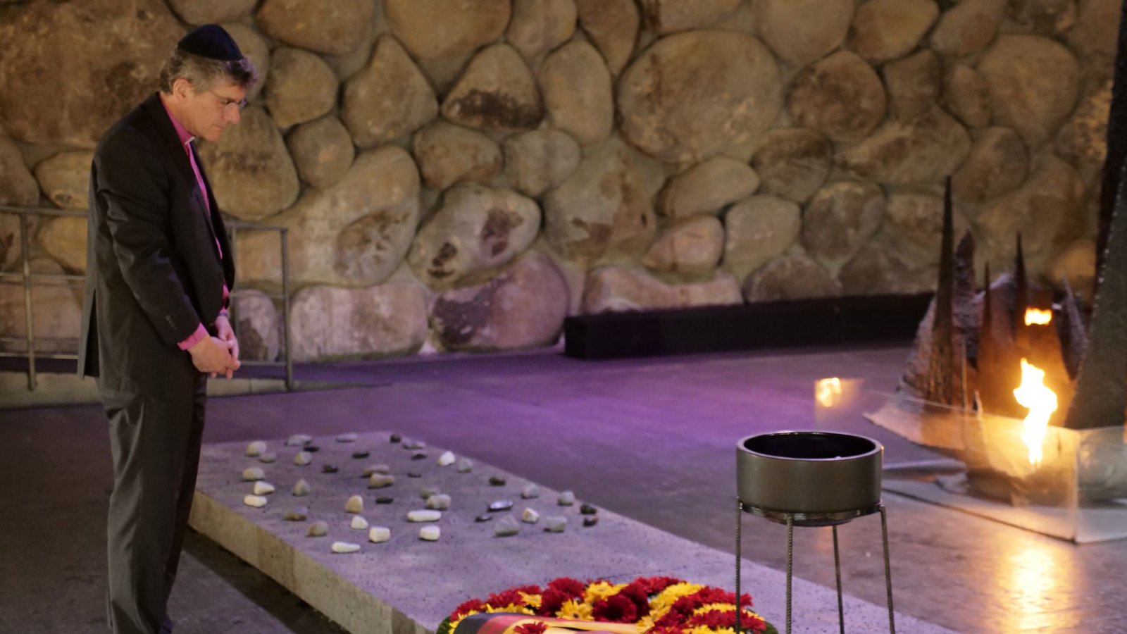 Landesbischof Ernst-Wilhelm Gohl legt einen Kranz im Gedenken an die Opfer des Holocausts in Yad Vashem nieder.Foto: Jana /Gäng Landesbischof Ernst-Wilhelm Gohl legt einen Kranz im Gedenken an die Opfer des Holocausts in Yad Vashem nieder.Foto: Jana /Gäng