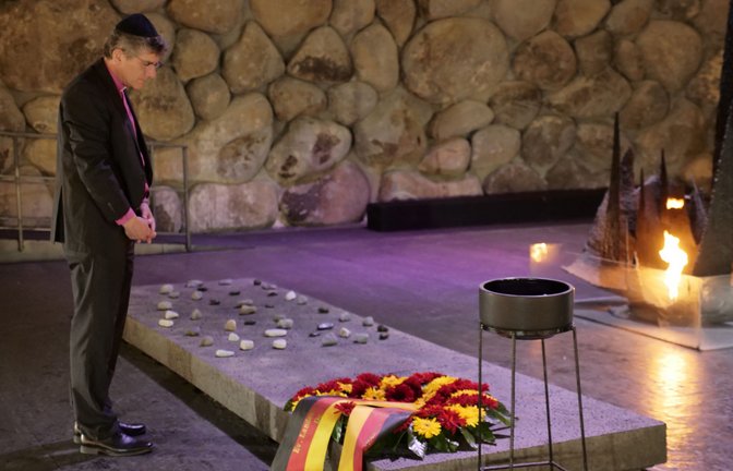 Landesbischof Ernst-Wilhelm Gohl legt einen Kranz im Gedenken an die Opfer des Holocausts in  Yad Vashem nieder.<span class='image-autor'>Foto: Jana /Gäng</span>