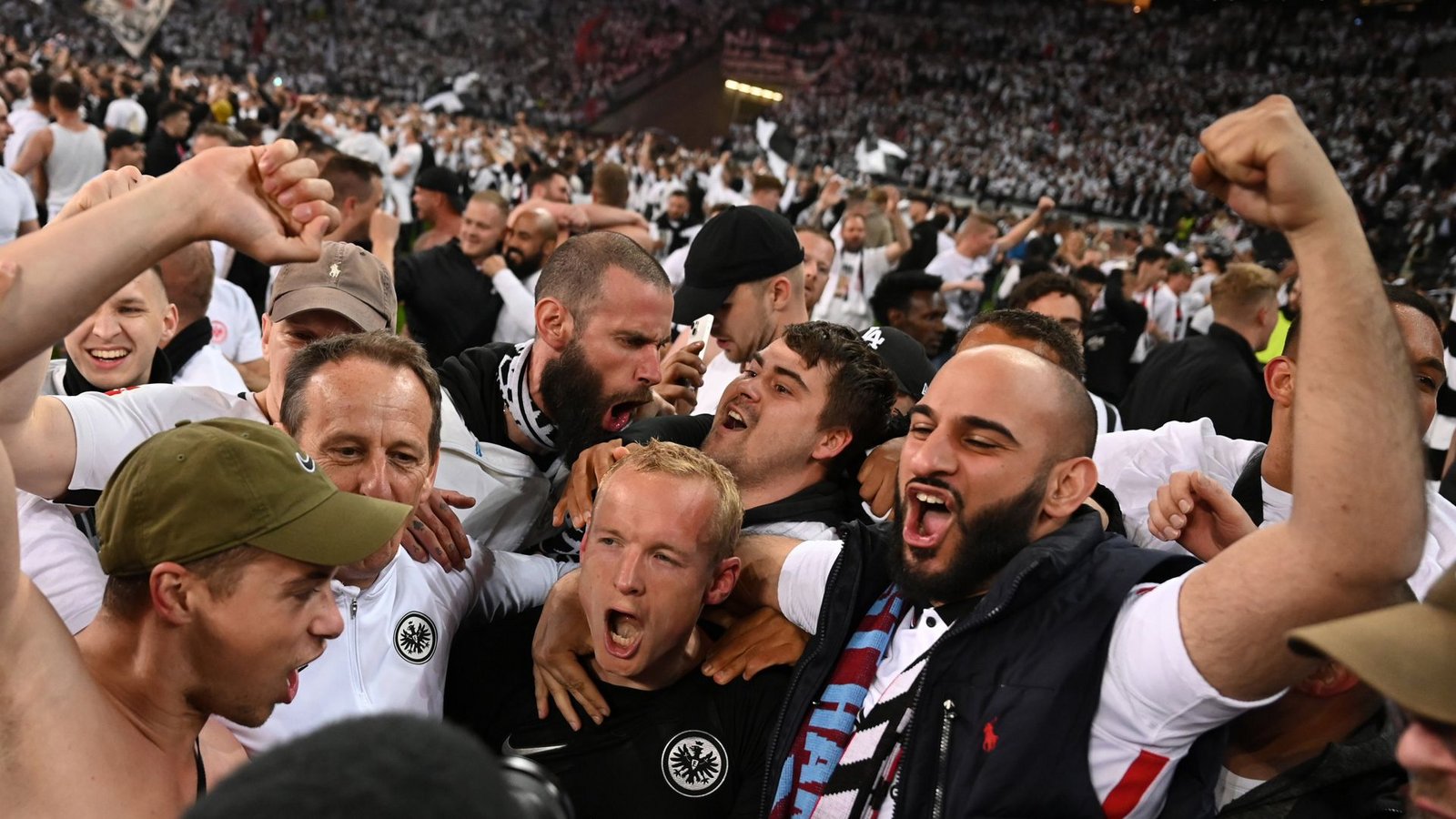 Die Eintracht-Fans jubeln nach dem Erfolg über West Ham United über den Einzug ins Europa-League-Finale.Foto: dpa/Arne Dedert
