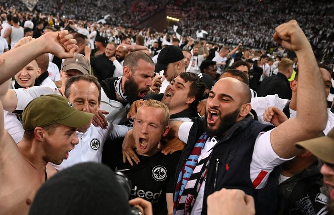 Die Eintracht-Fans jubeln nach dem Erfolg über West Ham United über den Einzug ins Europa-League-Finale.<span class='image-autor'>Foto: dpa/Arne Dedert</span>