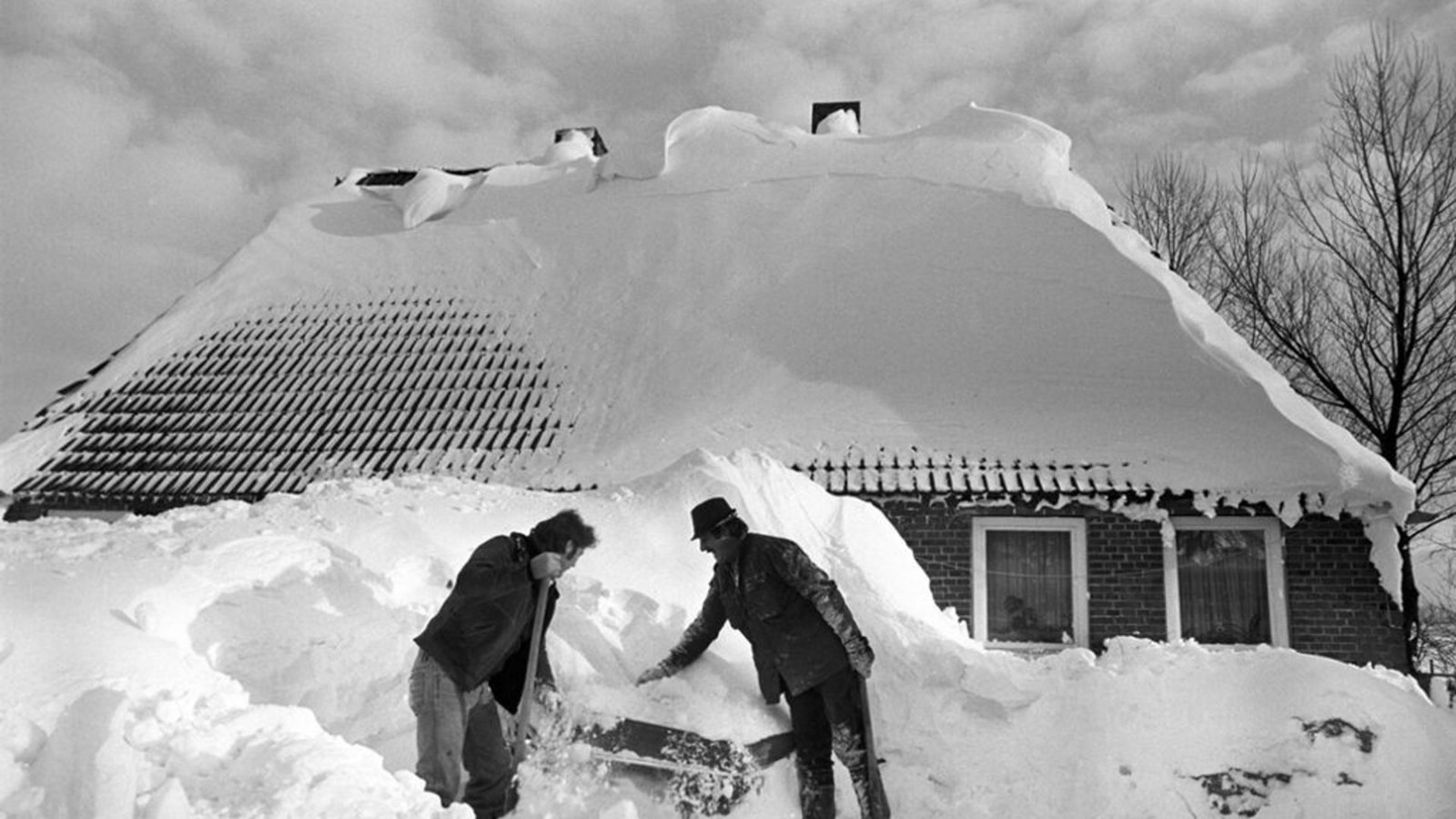 Nach und nach, wie hier in Loose (Kreis Rendsburg-Eckernförde), finden sich die Autos unter den Schneebergen wieder.Foto: dpa