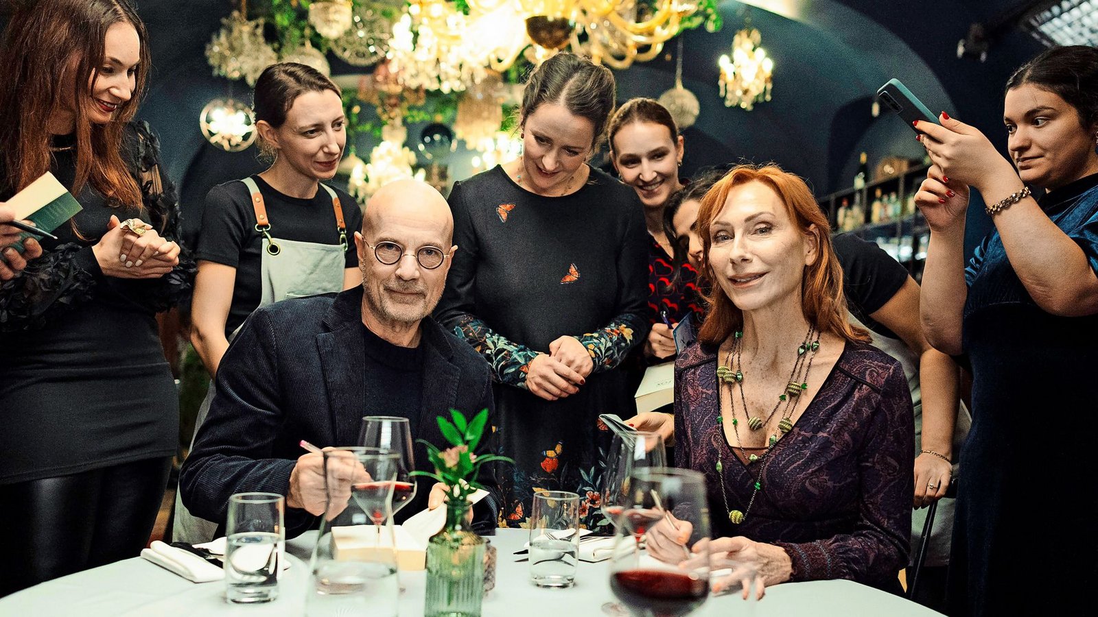 Beim Dinner umringt von Fans: Gregor (Christian Berkel, l.) und Elke (Andrea Sawatzki) sind  beide „Vanessa Fox“.

Foto: ARD Degeto Film/Ben KnabeFoto: &nbsp;