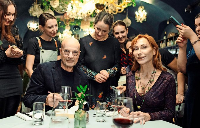 Beim Dinner umringt von Fans: Gregor (Christian Berkel, l.) und Elke (Andrea Sawatzki) sind  beide „Vanessa Fox“.

Foto: ARD Degeto Film/Ben Knabe<span class='image-autor'>Foto: &nbsp;</span>