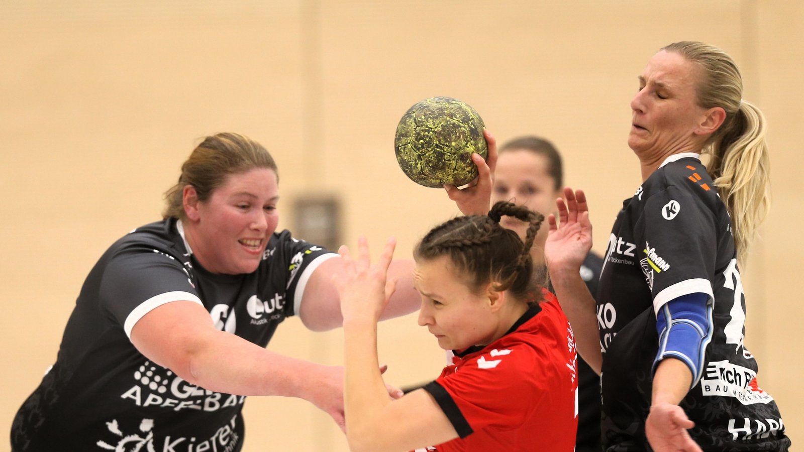 Lena Eisenmenger stößt immer wieder durch die Abwehr der Gäste und trägt neun Tore zum 32:24-Erfolg des HC Metter-Enz bei. Foto: Küppers