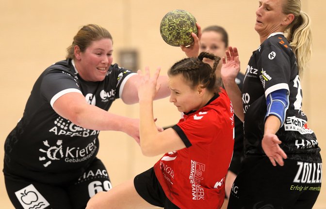 Lena Eisenmenger stößt immer wieder durch die Abwehr der Gäste und trägt neun Tore zum 32:24-Erfolg des HC Metter-Enz bei. <span class='image-autor'>Foto: Küppers</span>