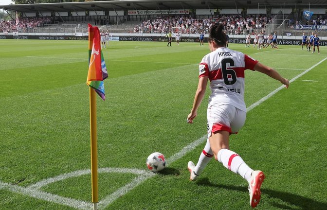 Beim Eckball von Chantal Hagel zeigt sich, dass es bei der Heimpremiere der VfB-Frauen auf der Gegengerade im Gazi-Stadion noch viele freie Plätze gegeben hat.<span class='image-autor'>Baumann/Hansi Britsch</span>