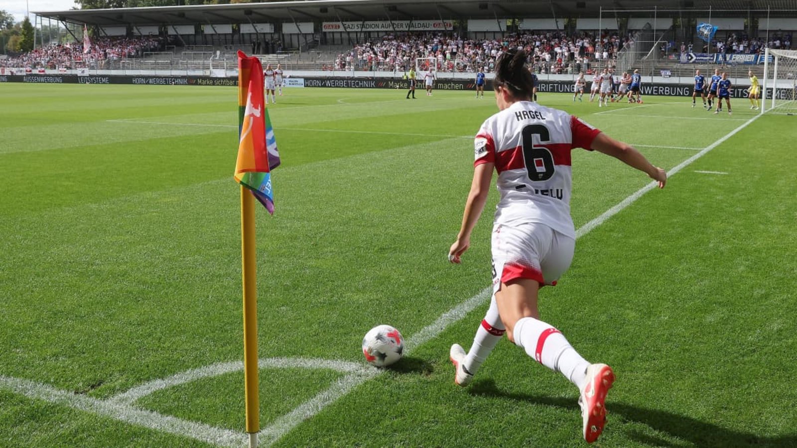 Beim Eckball von Chantal Hagel zeigt sich, dass es bei der Heimpremiere der VfB-Frauen auf der Gegengerade im Gazi-Stadion noch viele freie Plätze gegeben hat.Baumann/Hansi Britsch