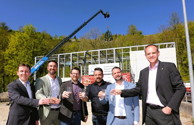 Noch stoßen sie mit Mineralwasser auf den Bau an (von links): Carsten Willing (Bürgermeister Eberdingen), Alexander Noak (Bürgermeister Korntal-Münchingen), Jens Hübner (Bürgermeister Markgröningen und Verbandsvorsitzender), Nils Müller (Betriebsleiter), Stefan Benker (Bürgermeister Schwieberdingen) und Thomas Schäfer (Bürgermeister Hemmingen). 