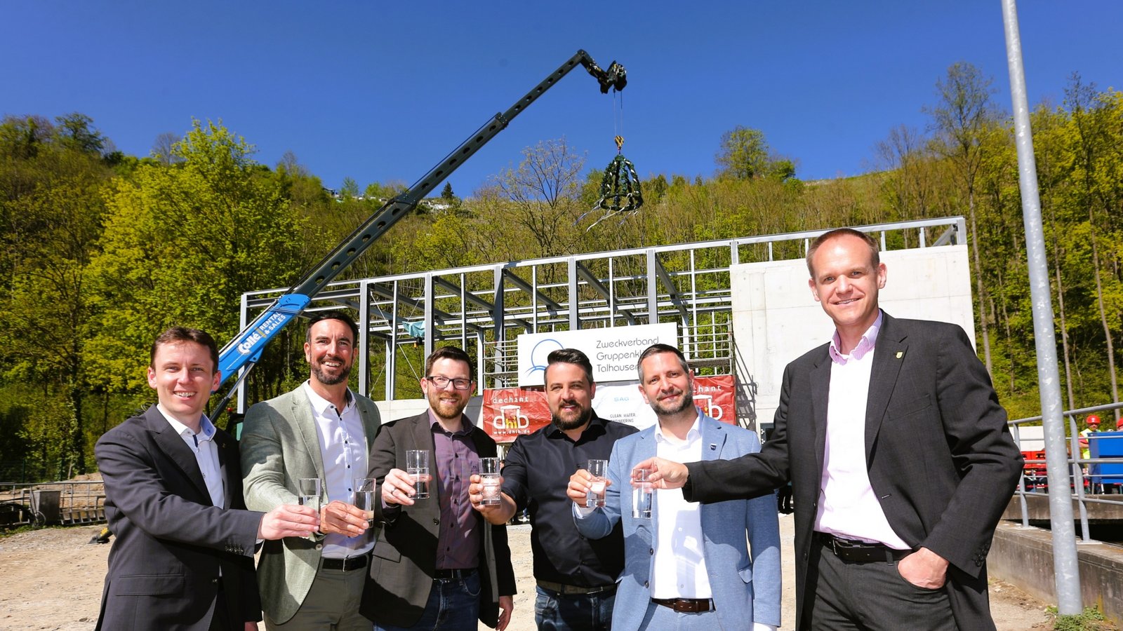 Noch stoßen sie mit Mineralwasser auf den Bau an (von links): Carsten Willing (Bürgermeister Eberdingen), Alexander Noak (Bürgermeister Korntal-Münchingen), Jens Hübner (Bürgermeister Markgröningen und Verbandsvorsitzender), Nils Müller (Betriebsleiter), Stefan Benker (Bürgermeister Schwieberdingen) und Thomas Schäfer (Bürgermeister Hemmingen). 