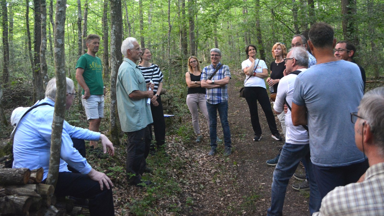 Kommunalpolitik im Wald: Der Gemeinderat Illingen ist mit Revierleiter Rolf Esslinger unterwegs. Foto: Stahlfeld Kommunalpolitik im Wald: Der Gemeinderat Illingen ist mit Revierleiter Rolf Esslinger unterwegs. Foto: Stahlfeld