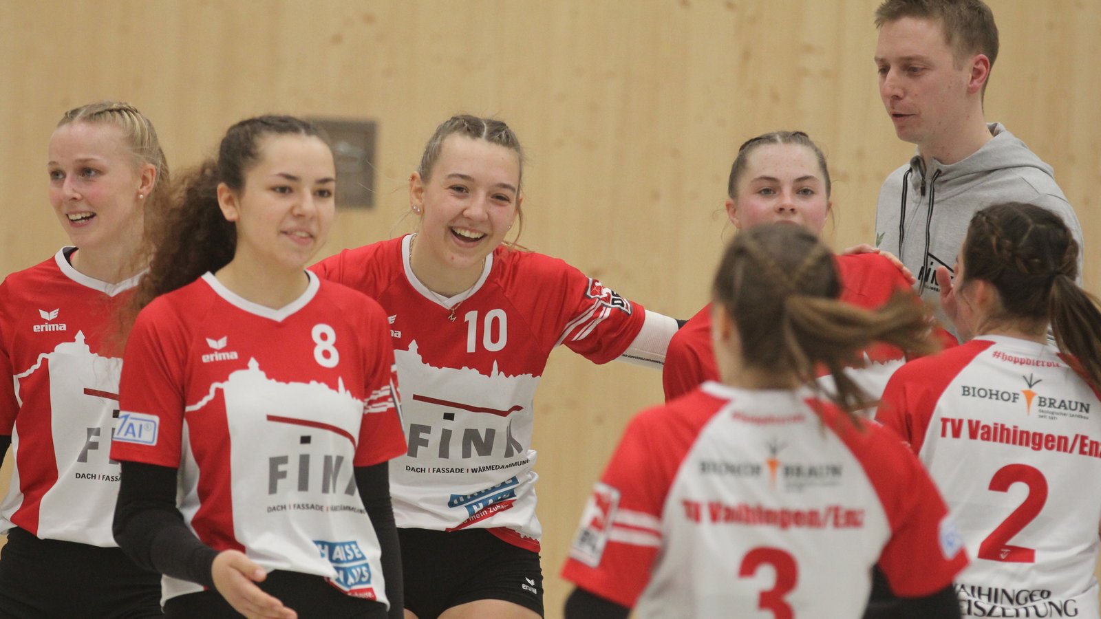 Die Faustballerinnen des TV Vaihingen – (von links) Natalie Lochmahr, Leoni Modenese, Merle Bremer, Nienke Maisch, Ricarda Stübbe, TVV-Trainer Carsten Reitschuster und Lea Schmidt – freuen sich über den Sprung ins deutsche Oberhaus. Foto: Nachreiner Die Faustballerinnen des TV Vaihingen – (von links) Natalie Lochmahr, Leoni Modenese, Merle Bremer, Nienke Maisch, Ricarda Stübbe, TVV-Trainer Carsten Reitschuster und Lea Schmidt – freuen sich über den Sprung ins deutsche Oberhaus. Foto: Nachreiner