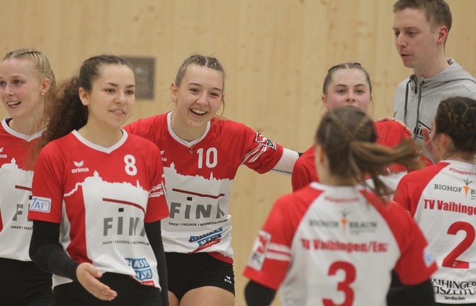 Die Faustballerinnen des TV Vaihingen – (von links) Natalie Lochmahr, Leoni Modenese, Merle Bremer, Nienke Maisch, Ricarda Stübbe, TVV-Trainer Carsten Reitschuster und Lea Schmidt – freuen sich über den Sprung ins deutsche Oberhaus. <span class='image-autor'>Foto: Nachreiner</span>