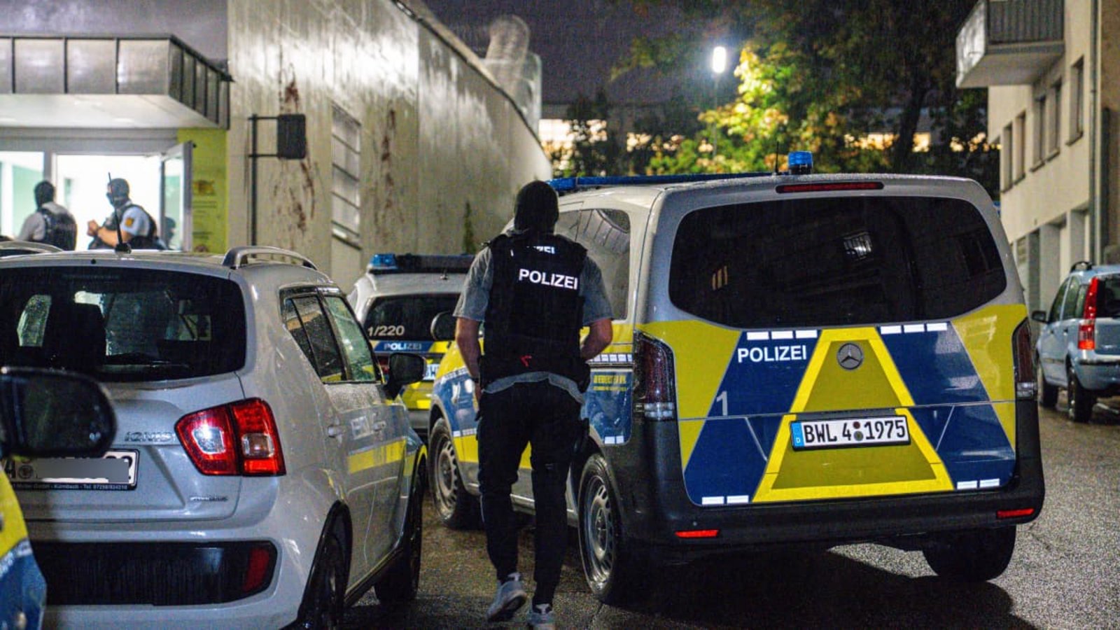 Polizisten stehen am Donnerstagabend am Eingang der Abschiebungshafteinrichtung in der Pforzheimer Oststadt.Henry Mungenast/EinsatzReport24