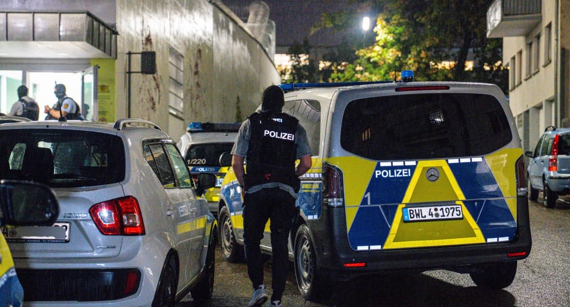 Polizisten stehen am Donnerstagabend am Eingang der Abschiebungshafteinrichtung in der Pforzheimer Oststadt.