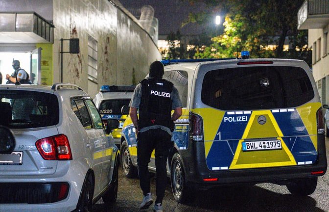 Polizisten stehen am Donnerstagabend am Eingang der Abschiebungshafteinrichtung in der Pforzheimer Oststadt.<span class='image-autor'>Henry Mungenast/EinsatzReport24</span>