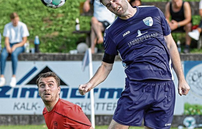 Frank Müller (rechts) behält die Lufthoheit gegen Alex Felger. Trotz einiger vergebener Torchancen gewinnt die SGM Roßwag/Mühlhausen mit 2:1 gegen die SGM Sachsenheim. Foto: Leitner