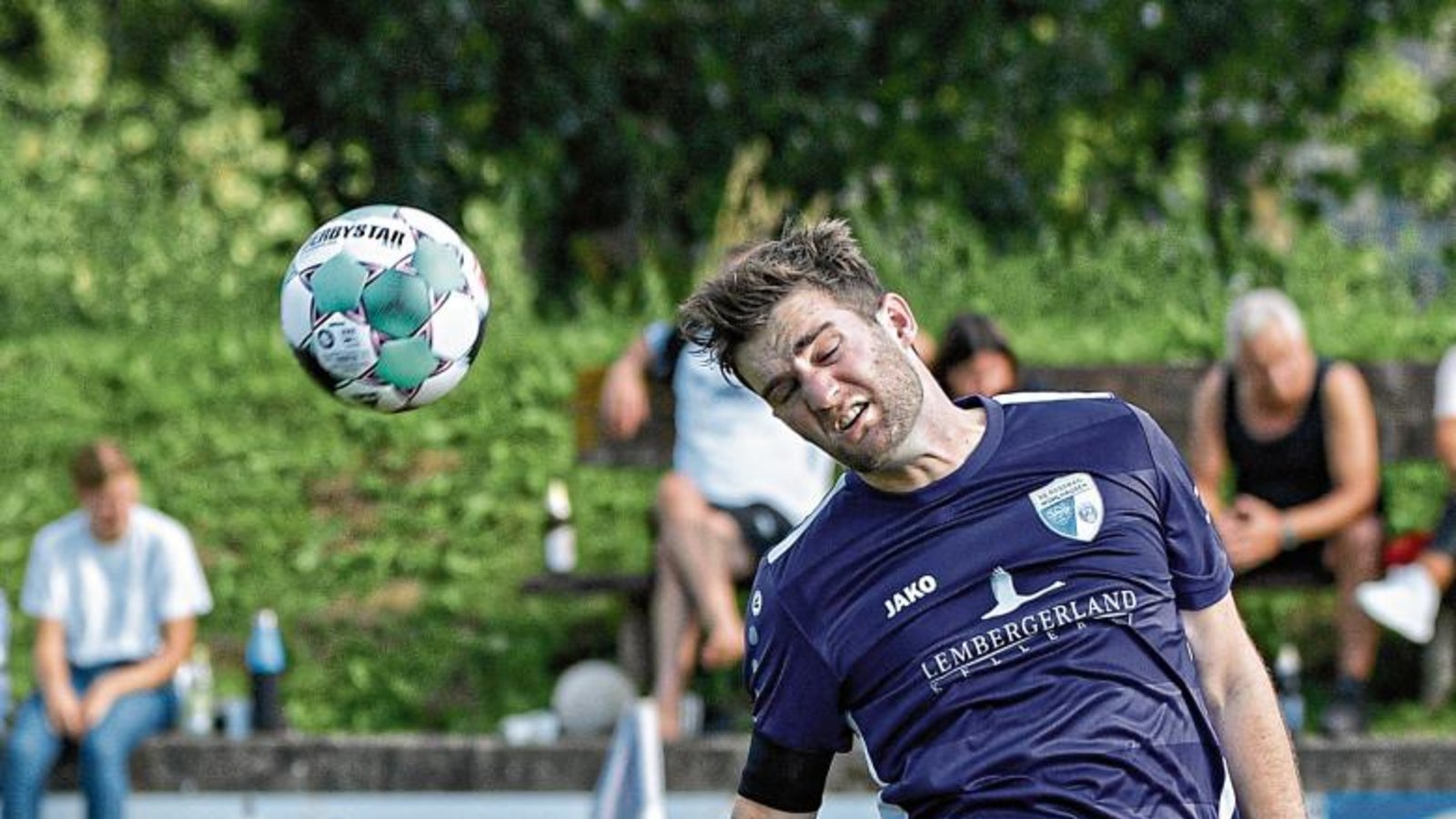 Frank Müller (rechts) behält die Lufthoheit gegen Alex Felger. Trotz einiger vergebener Torchancen gewinnt die SGM Roßwag/Mühlhausen mit 2:1 gegen die SGM Sachsenheim. Foto: Leitner Frank Müller (rechts) behält die Lufthoheit gegen Alex Felger. Trotz einiger vergebener Torchancen gewinnt die SGM Roßwag/Mühlhausen mit 2:1 gegen die SGM Sachsenheim. Foto: Leitner