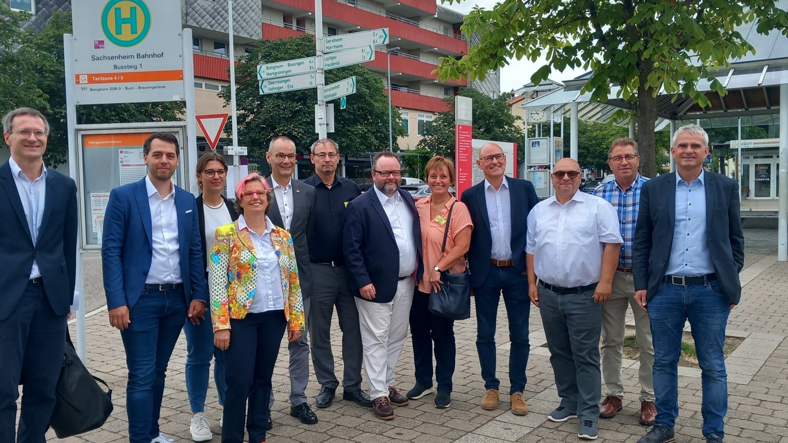 Vor-Ort-Termin in Sachsenheim auf Einladung der FDP. Rechts der Sachsenheimer Bürgermeister Holger Albrich,Dritter von rechts der Sersheimer Schultes Jürgen Scholz. Foto: Glemser