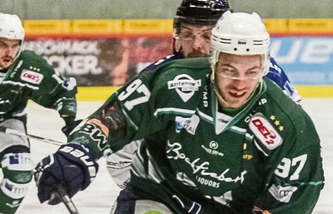Frederik Cabana enteilt im Heimspiel gegen die Freiburger Wölfe seinem Verfolger David Vrbata und erzielt den Treffer zum 4:2-Endstand für die Steelers. Foto: Simecek