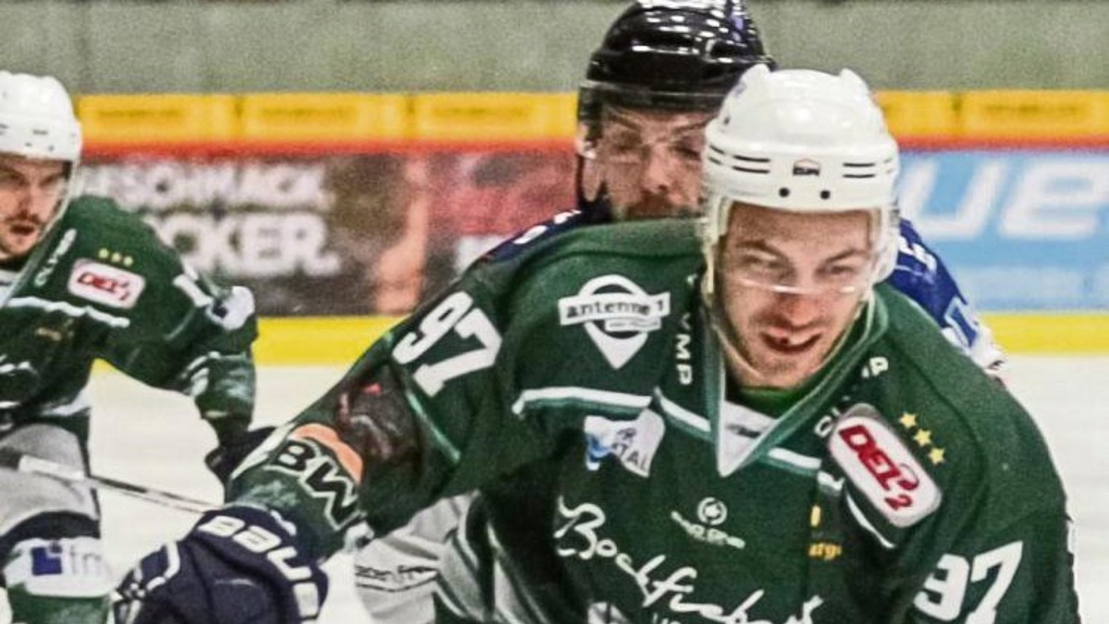 Frederik Cabana enteilt im Heimspiel gegen die Freiburger Wölfe seinem Verfolger David Vrbata und erzielt den Treffer zum 4:2-Endstand für die Steelers. Foto: Simecek