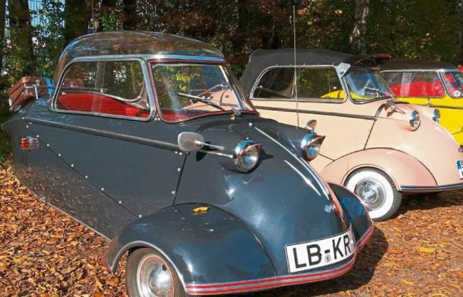 In Zeiten des Smart fast schon wieder modern: der Messerschmitt Kabinenroller. Gleich drei Exemplare des aus dem Flugzeugbau abgeleiteten Kleinstwagens wurden am Sonntag bei beinahe spätsommerlichem Wetter in Vaihingen ausgeführt. Hier dürfen sie beim VfB-Vereinsheim eine Verschnaufpause einlegen. Foto: Simecek