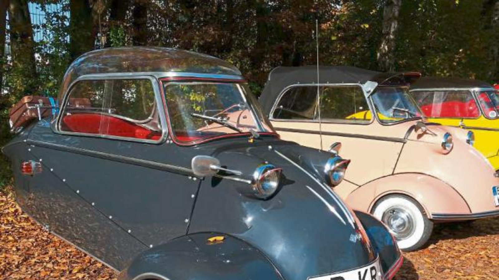 In Zeiten des Smart fast schon wieder modern: der Messerschmitt Kabinenroller. Gleich drei Exemplare des aus dem Flugzeugbau abgeleiteten Kleinstwagens wurden am Sonntag bei beinahe spätsommerlichem Wetter in Vaihingen ausgeführt. Hier dürfen sie beim VfB-Vereinsheim eine Verschnaufpause einlegen. Foto: Simecek