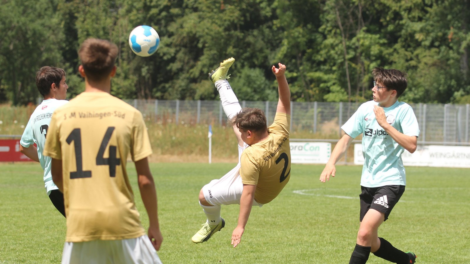 Spektakuläre Szenen gibt es beim Turnier der B-Junioren zu bewundern. Hier versucht sich ein Spieler der SGM Vaihingen/Süd im Spiel gegen die SGM Friolzheim/Heimsheim an einem Fallrückzieher. Foto: Dittrich Spektakuläre Szenen gibt es beim Turnier der B-Junioren zu bewundern. Hier versucht sich ein Spieler der SGM Vaihingen/Süd im Spiel gegen die SGM Friolzheim/Heimsheim an einem Fallrückzieher. Foto: Dittrich