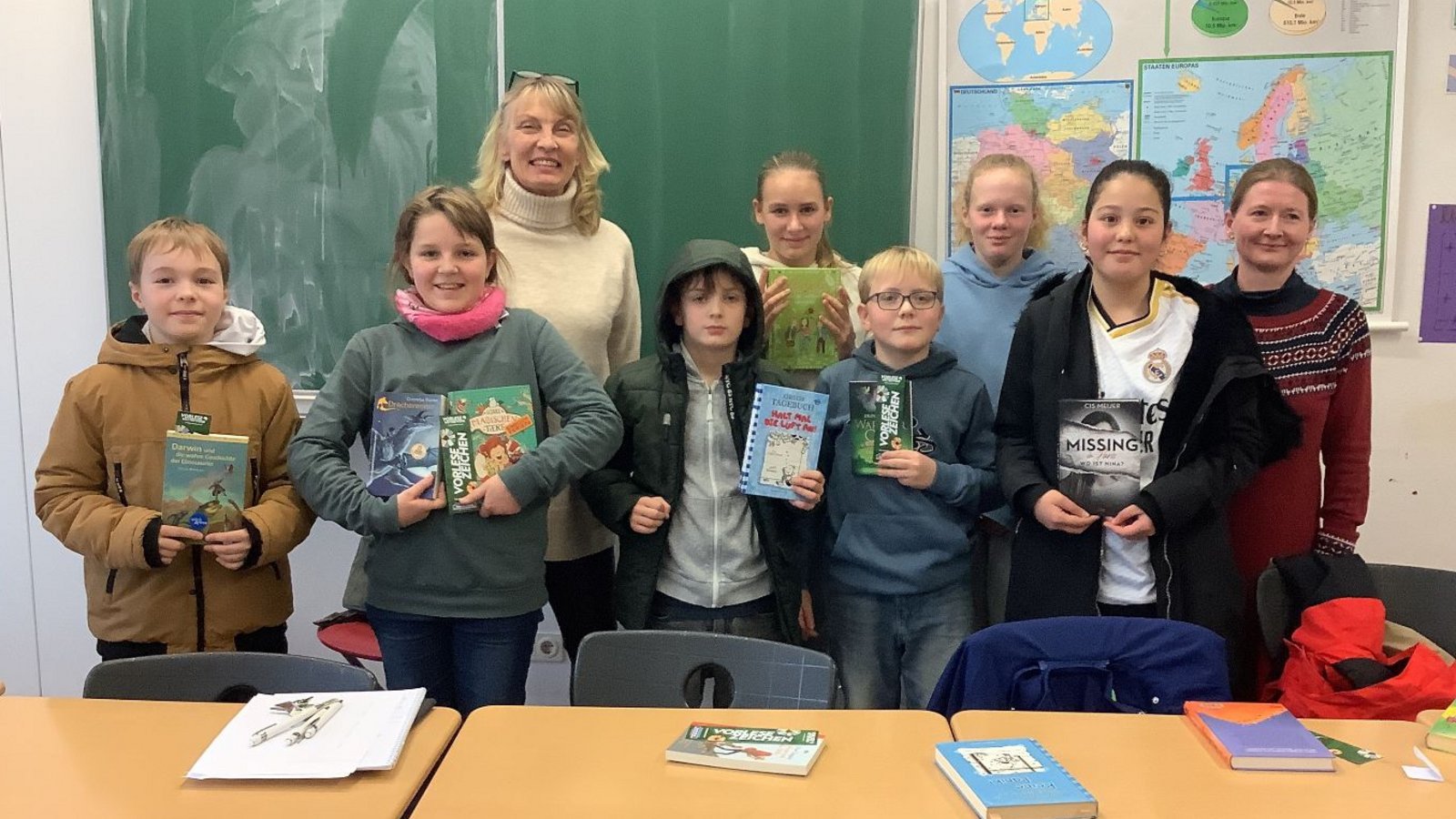 Louis Ulmer aus der Klasse 6c hat den Vorlesewettbewerb der Ferdinand-Steinbeis-Realschule gewonnen. Er wird seine Schule damit 2025 beim Kreisentscheid in Ludwigsburg vertreten. Die Jury der Ferdinand-Steinbeis-Realschule – Schulleitung Claudia Süß-Räuchle, Elternbeirätin Simone Schauer und Siebtklässlerin Meike Wagner – musste zuvor aus sechs Klassensiegern den Besten oder die Beste auswählen. Zuerst durfte jeder drei Minuten aus seinem vorbereiteten Text vortragen. Von der „Schule der magischen Tiere“ bis zu „Gregs Tagebuch“ war alles dabei und die einzelnen Klassen zeigten mit großem Applaus die Unterstützung für ihre Klassensieger. Im zweiten Teil des Wettbewerbs las jeder noch einen Fremdtext. Nach einer Jury-Beratung war klar: Louis Ulmer ist der Schulsieger. Auf dem Bild (vorne, von links): Maxim Bischof (6b), Sophie Schuler (6b), Louis Ulmer (6c), Tim König (6a), Nisa Nalci (6c); hinten: Claudia Süß-Räuchle, Marie Zabel (6a) sowie die Jurymitglieder Meike Wagner und Simone Schauer.  Foto: p
