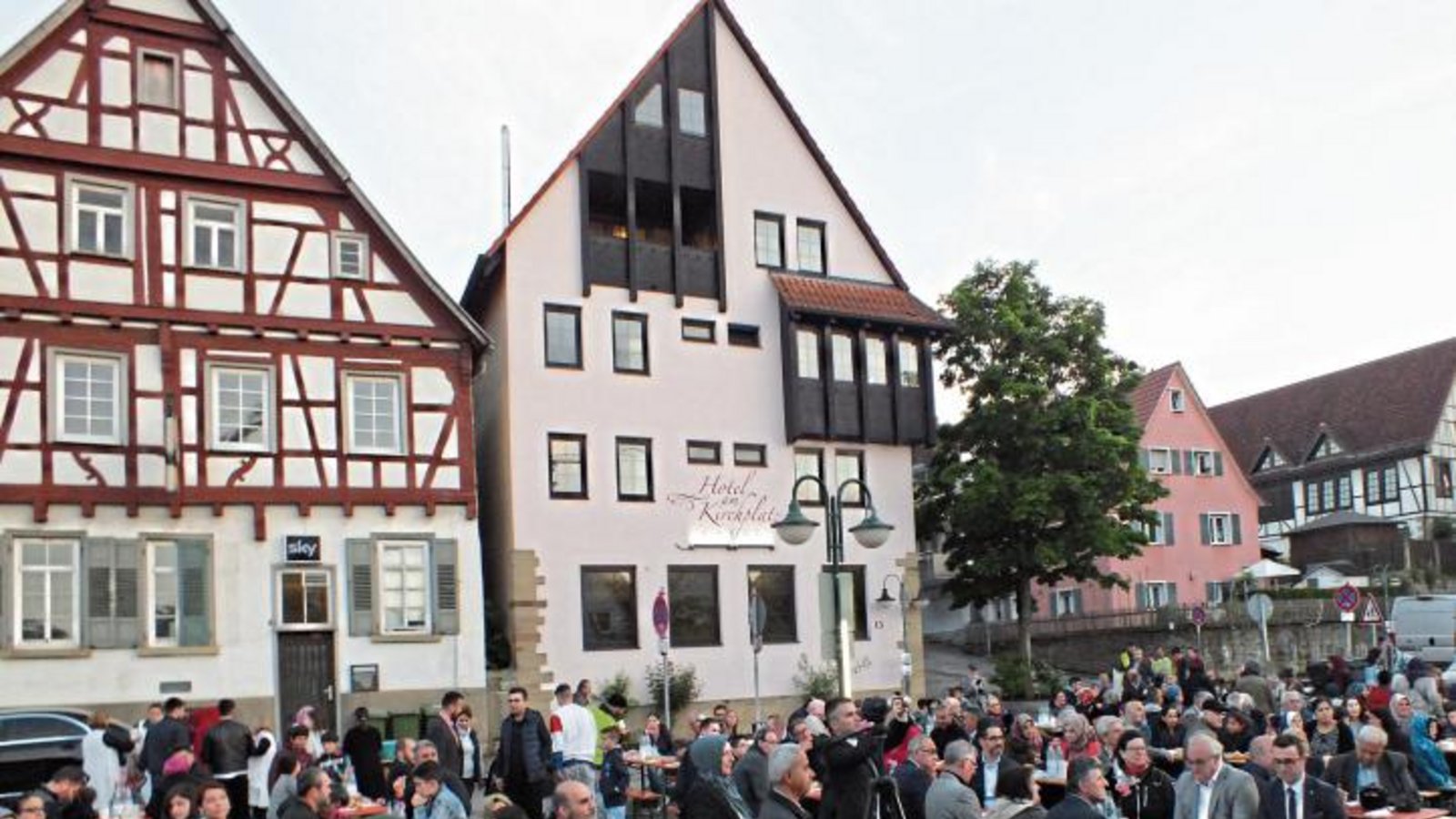 Auf dem Sachsenheimer Kirchplatz wurde gemeinsam gefeiert. Foto: p Auf dem Sachsenheimer Kirchplatz wurde gemeinsam gefeiert. Foto: p